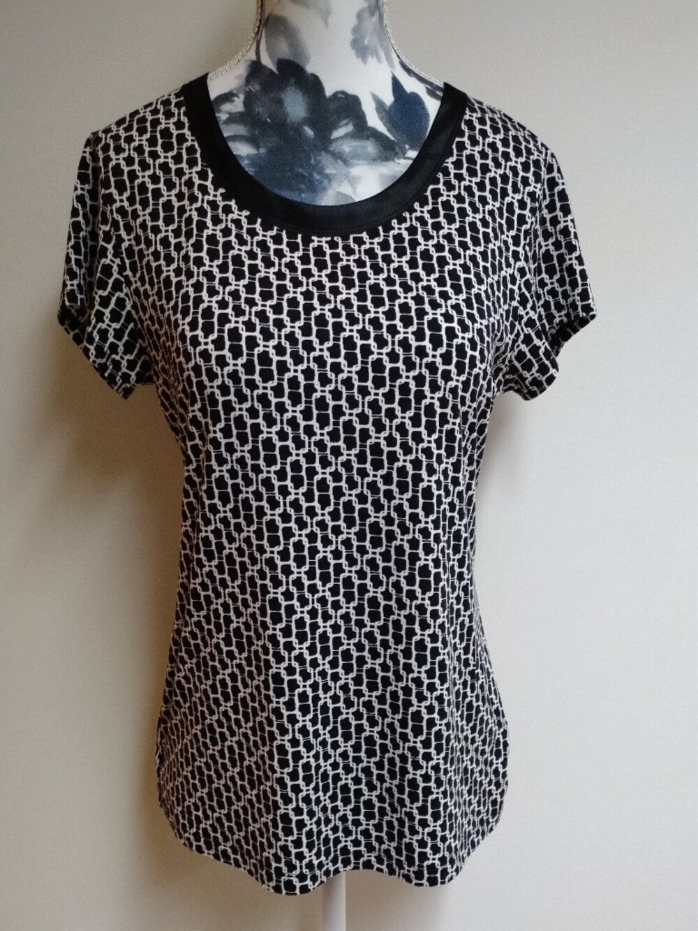 Banana Republic Black & White Linked Chain Print Top, size S